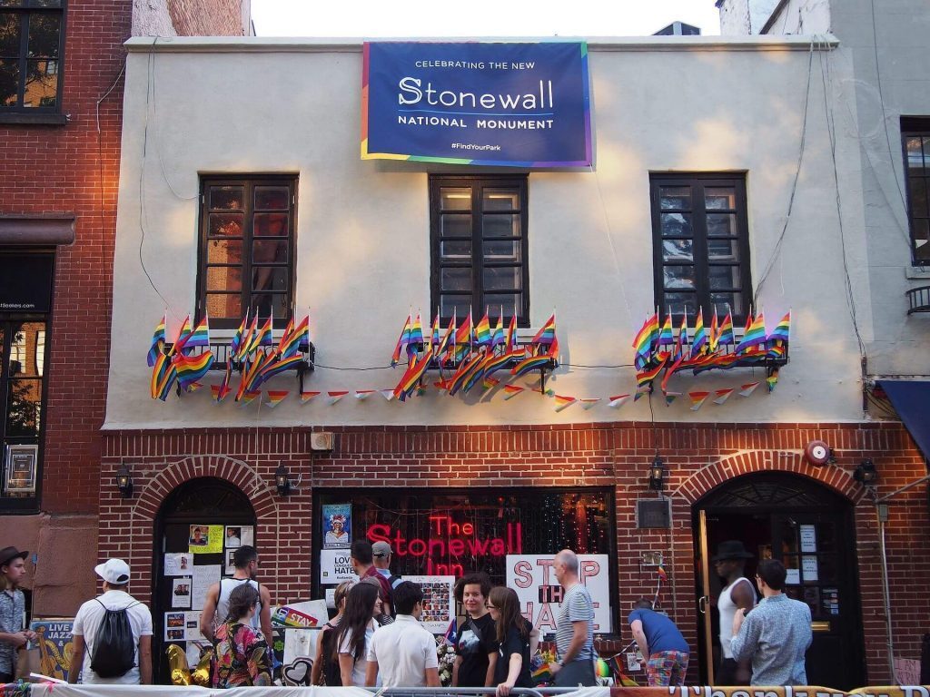 Stonewall_Inn_4_pride_weekend_2016